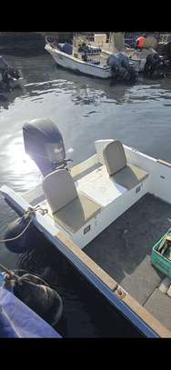 Bateau robuste avec console et échelle image 3