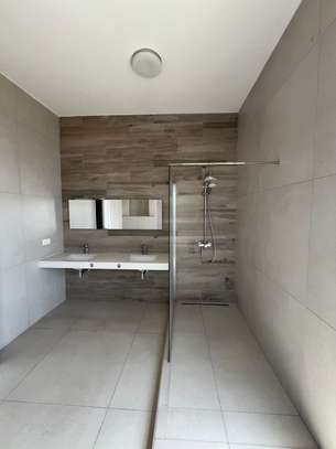 F5 au plateau avec une vue panoramique sur la mer image 3