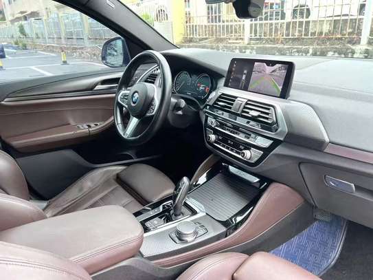 BMW X4 SUV blanc puissant et élégant image 6