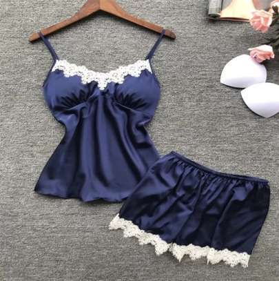 Ensemble pyjama satin doré dentelle blanche ajustable image 4