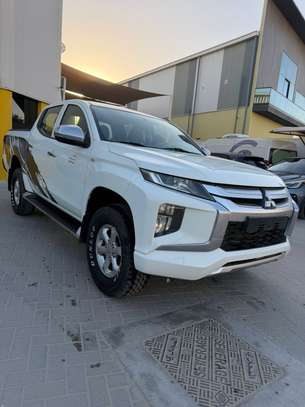 Mitsubishi l200 image 7