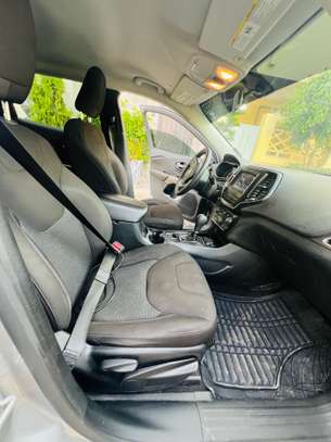 Jeep Cherokee image 9