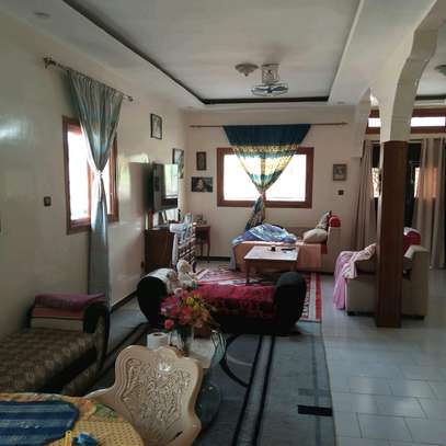 Villa neuve meublée de 500m2 à vendre à Mboro image 3
