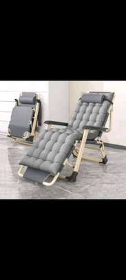Fauteuil relax gris avec repose-pieds et coussin épais image 4
