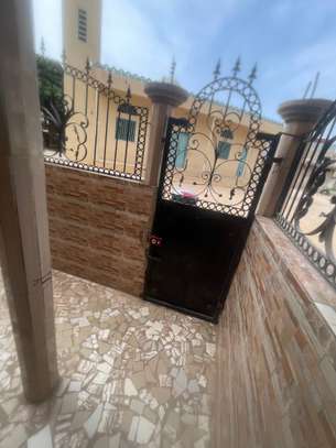 Jolie villa à vendre sur keur MASSAR unité 11 image 3