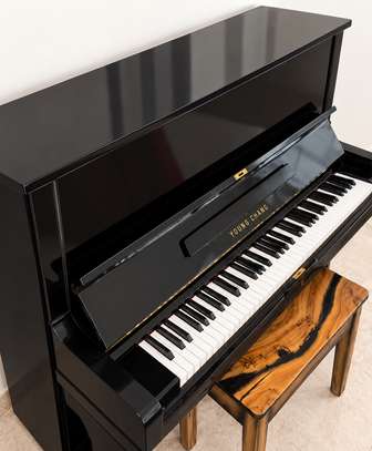 Piano droit noir brillant avec banc image 3