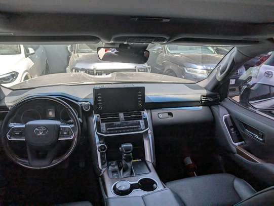 Land cruiser 2022 image 6