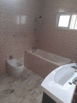 Villa avec piscine et jardin  à Louer aux Almadies image 2