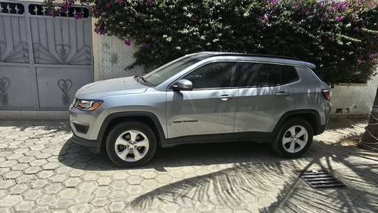 Jeep Compass 2018 SUV argent robuste et polyvalent image 2