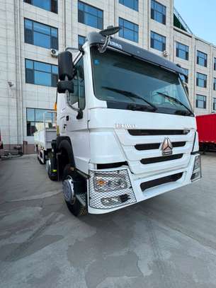 Camion grue SINOTRUK HOWO 8×4 image 6