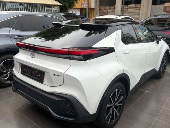 Toyota CHR 2024 SUV blanc toit noir image 4