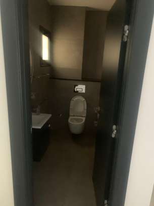 Location appartement F4 neuf Point E image 2