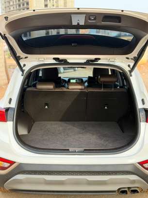 Hyundai Santa Fe SUV blanc spacieux et performant image 11