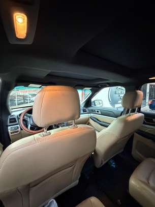 Ford Explorer XLT AWD image 9