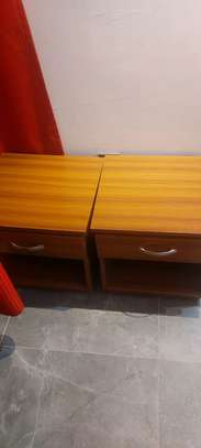 Lit double bois foncé avec matelas confort image 2
