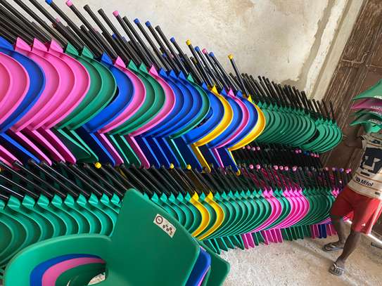 Chaises en plastique image 5