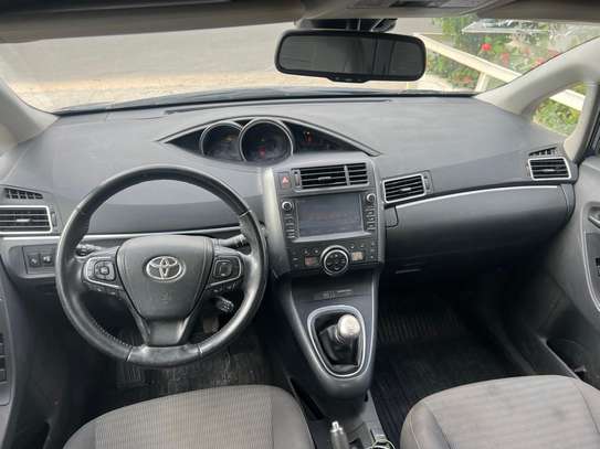 Toyota versso image 8