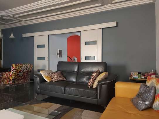 Villa R+1 à louer avec les meubles coté Ecole Mariama Niasse image 8