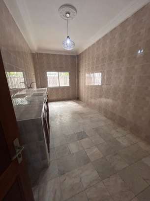 Grande Villa  R+ 1 à louer aux almadies image 12