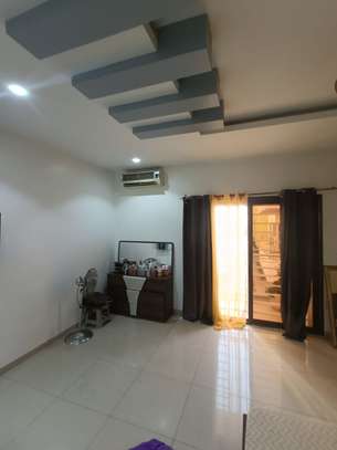 Villa R+2 à vendre à Mbackiyou Faye image 5