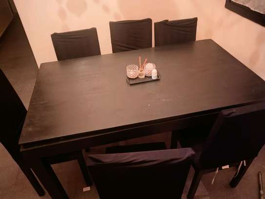 Table avec six chaises image 4