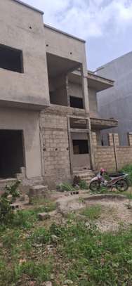 Villa de 300m2  r+1 en finition image 7