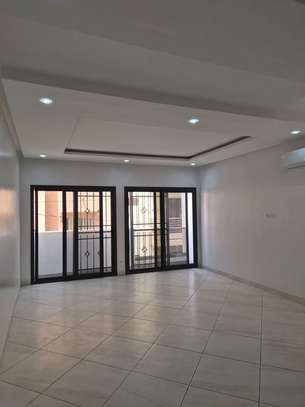 Appartement moderne de 2 chambres et salon à sacré cœur image 8