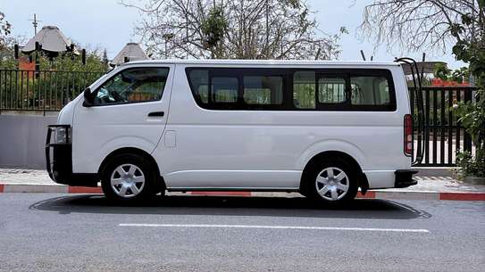 Toyota Hiace utilitaire blanc 14 places robuste image 7