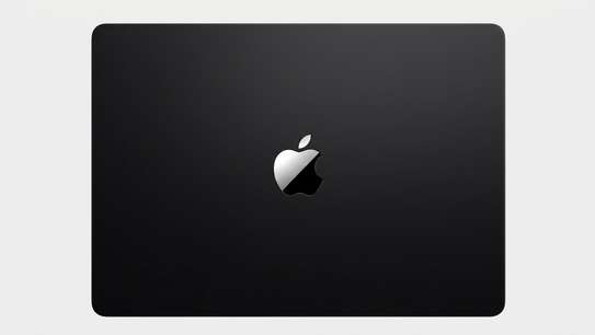 MacBook Pro 16" M5 Max (36 Go RAM / 2 To SSD) image 6
