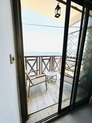 LA PREMIERE TINY HOUSE DES ALMADIES, PIEDS DANS L'EAU image 9