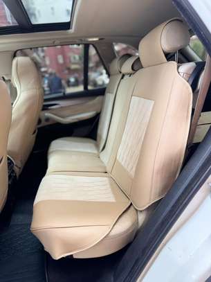 BMW X5 SUV blanc spacieux et performant image 7