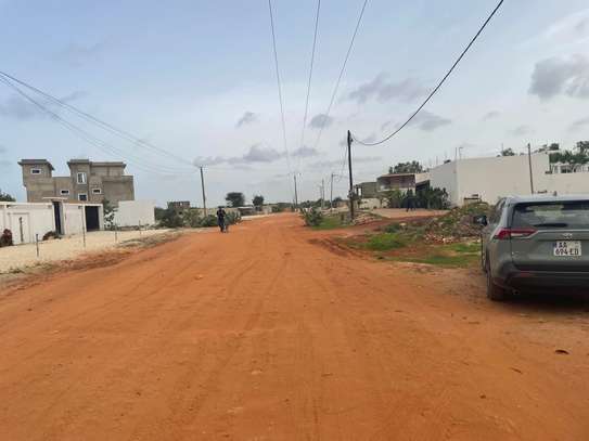 Superbe terrain de 670m2 angle bail,sis saly image 2