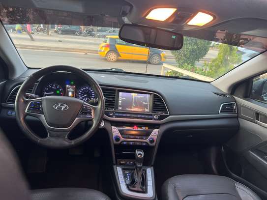 Hyundai Elantra Limited image 12