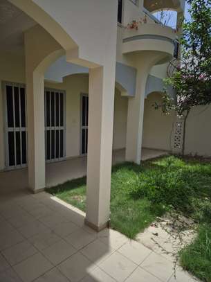 GRANDE VILLA  À LOUER AUX ALMADIES image 12