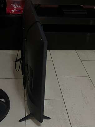 Télévision LED 43" Full HD écran lumineux noir image 6