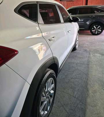 Hyundai tucson image 2
