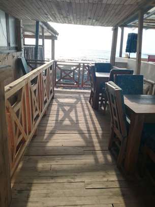 CHIC RESTAURANT PIED DANS L'EAU À VENDRE AUX ALMADIES image 8