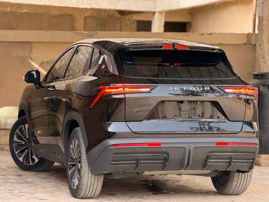 Jetour SUV 5 portes noir avec éclairage LED avant image 7
