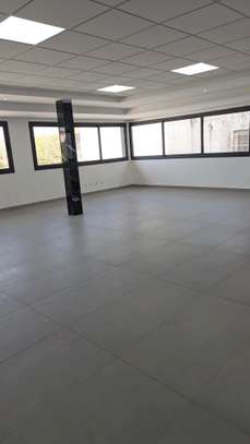 À louer grand showroom de 750 m² image 9