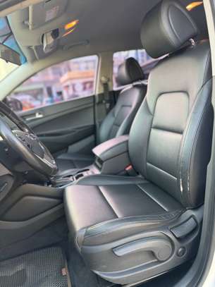 Hyundia Tucson image 10