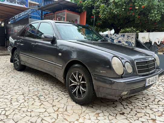 Mercedes Benz e200 image 4
