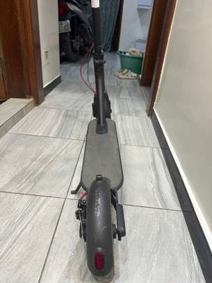 Trottinette électrique pliable noire urbaine image 4