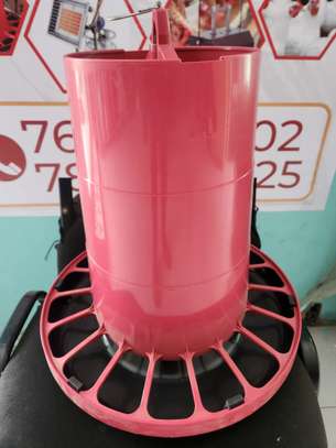 Mangeoire volaille plastique antigaspillage 20kg image 3