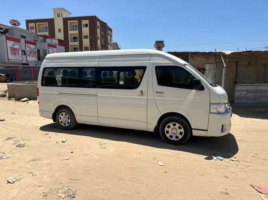 Location bus Toyota Hiace high roof image 3