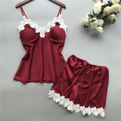 Ensemble pyjama satin doré dentelle blanche ajustable image 5