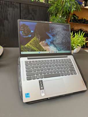 Lenovo slim 3 / i3 de 13th gen image 4