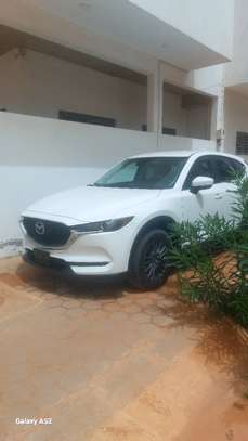 Mazda CX-5 SUV blanc spacieux et fiable image 4