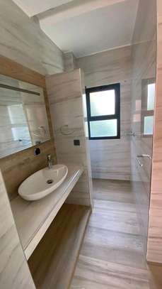 Appartement de 3 chambres et salon aux Almadies image 5