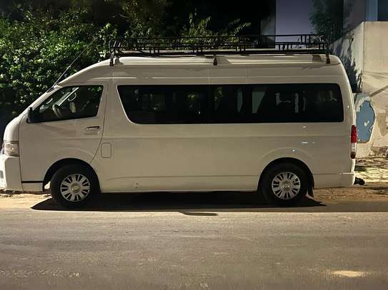 Location bus Toyota Hiace high roof image 4