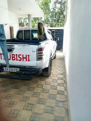 LOCATION MITSUBISHI L200 AVEC CHAUFFEUR image 2